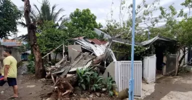 Angin Kencang, Sejumlah Rumah di Kabupaten Bekasi Rusak Tertimpa Pohon