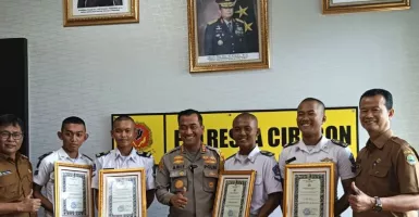Aksi Heroik 4 Siswa SMKN Mundu Diganjar Penghargaan Polresta Cirebon