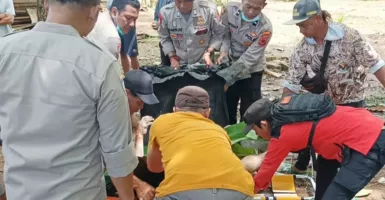 Warga Pantai Cimalanding Sukabumi Digegerkan dengan Sosok Tubuh di Karang