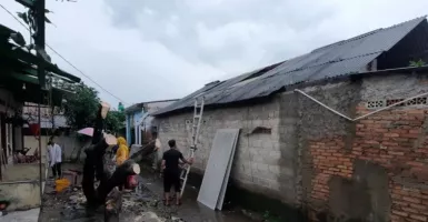 Bekasi Diterjang Angin Puting Beliung, 121 Rumah di Tiga Desa Rusak