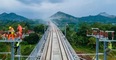 Pemasangan Jaringan Listrik Kereta Cepat Jakarta Bandung Nyaris Rampung