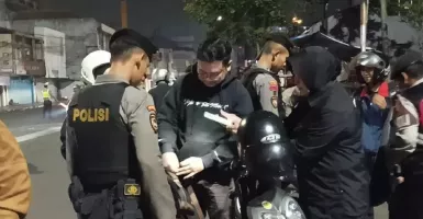 Lakukan Razia, Polisi Memergoki Pengendara di Bandung Bawa Senpi Palsu