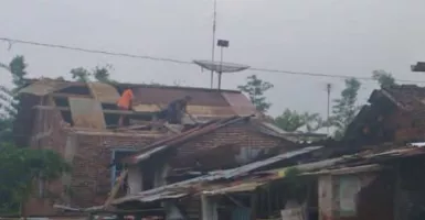 Diterjang Angin Puting Beliung, Atap Rumah di Temanggung Rusak
