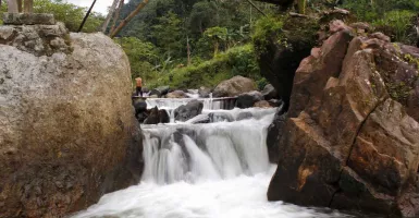 Asyiknya Bermain Air di Sungai Desa Rahtawu, Jernih dan Segar