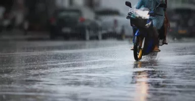 7 Tips Berkendara Aman saat Hujan, Jalan Pelan dan Jaga Jarak