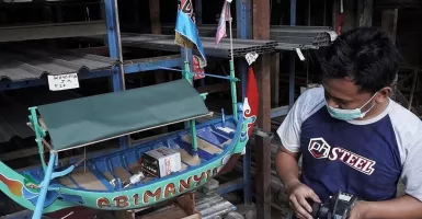 Limbah Kayu Jadi Miniatur Kapal, Pemuda Batang Raup Jutaan Rupiah