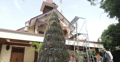 Wuih, Gereja di Klaten Ini Bikin Pohon Natal dari Sapu Lidi