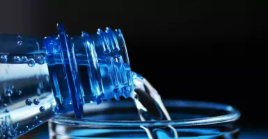 5 Tips Aman Konsumsi Air Minum dalam Kemasan, Cek Kedaluwarsa