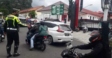 Jalur Wisata Tawangmangu Macet, Satlantas Karanganyar Lakukan Ini