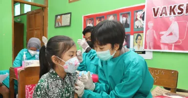 Anak-Anak di Karangtengah Demak Diimingi Cokelat Agar Mau Vaksin