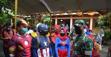 Pahlawan Super Temani Anak-anak Sekolah di Jepara Vaksinasi
