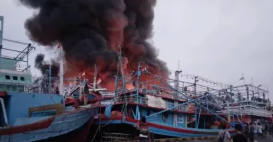 Astaga! 13 Kapal di Pelabuhan Tegal Terbakar, Semoga Segera Padam