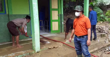 Tim Gabugan Bersihkan Material Banjir Bandang SMAN 1 Kemusu