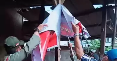 Duh! Satpol PP Solo Copot Spanduk Protes Pedagang Mebel Gilingan
