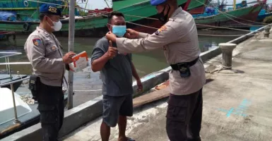Top! Satpolairud Bagi-Bagi Masker Gratis di TPI Kota Pekalongan