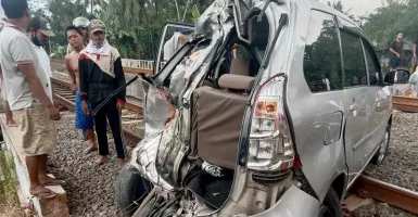 Astaga! Mobil Tertabrak KA Bangunkarta, 2 Orang Meninggal Dunia