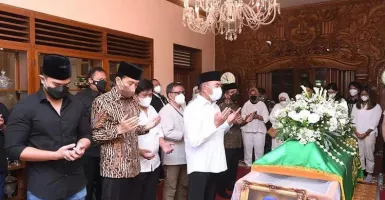 Jokowi Antar Sang Paman Sampai Makam, Keluarga: Mohon Didoakan