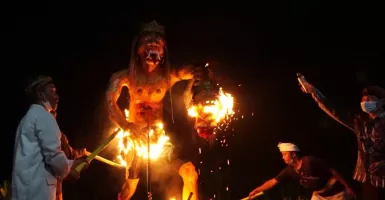 Umat Hindu Banyudono Gelar Ritual Bakar Ogoh-ogoh, Maknanya Dalam