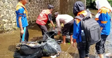 Keren! Hari Air Sedunia, Polsek Kutasari Bersihkan Sungai Pong