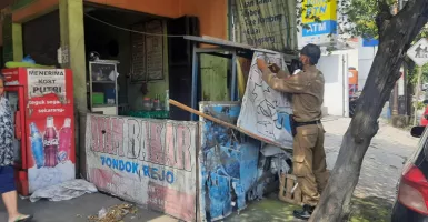 Satpol PP Kota Semarang Sikat Spanduk Tak Berizin Demi Agenda Ini