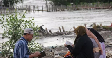 Haru! Warga Pesisir Semarang Ini Nyadran ke Makam yang Tenggelam