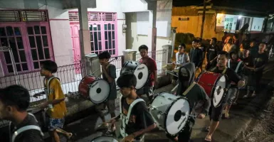 Uniknya Remaja Pekalongan Bangunkan Sahur, Main Drumband!