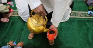 Ini Dia Tradisi Buka Puasa Kopi Arab di Masjid Assegaf Solo