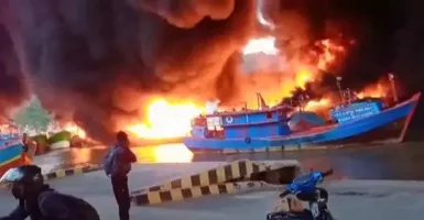 Kebakaran Dermaga Batre: 1 Orang Terluka, Puluhan Kapal Hangus