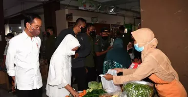 Presiden Jokowi dan Ibu Negara Belanja Sayuran di Pasar Muntilan