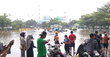 Ketinggian Banjir Rob di Pelabuhan Tanjung Emas Menurun