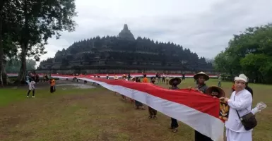 Wow! Ada Bendera Merah Putih 1.000 Meter di Candi Borobudur
