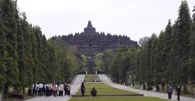 Siap-Siap, Wisatawan Harus Pakai Sandal Upanat untuk Naik Candi Borobudur