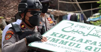 Polisi Copot Papan Nama Kantor Khilafatul Muslimin di Solo Raya