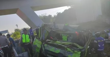 Ngeri! Kecelakaan Maut di Exit Tol Ngasem, 1 Orang Tewas