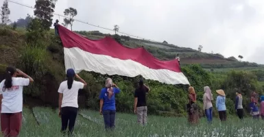 HUT ke-77 RI, Petani Selo Kibarkan Bendera Merah Putih Raksasa