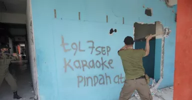 Tak Berizin, Tempat Karaoke di Pasar Klithikan Semarang Dibongkar Satpol PP