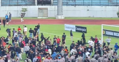 Liga 3 Berakhir Ricuh, Polisi Kawal Pemain dan Suporter Persitema Temanggung