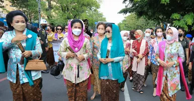 3.000 Perempuan Pawai Berkebaya Bersama Ibu Negara Iriana Jokowi di Solo