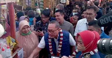 Zulkifli Hasan Ajak Pedagang Pasar di Purbalingga Pakai QRIS untuk Belanja