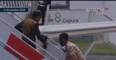 Astaga! Ibu Negara Iriana Jokowi Terpeleset di Tangga Pesawat, Gibran: Kecapekan, Tapi Tidak Apa-Apa