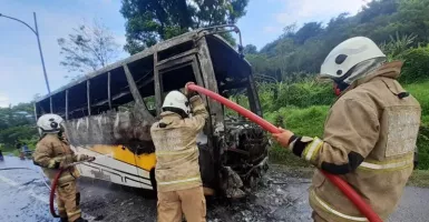 Astaga! Bus Pariwisata Terbakar di Tol Dalam Kota Semarang