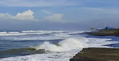 BMKG: Hati-Hati Gelombang Tinggi di Laut Selatan Jateng, Dilarang Berenang di Pantai!