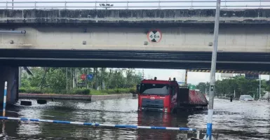 Banjir di Jalan Raya Kaligawe Semarang Belum Surut, Kendaraan Kecil Tak Disarankan Lewat