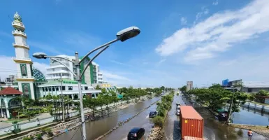 Akhirnya! Banjir Mulai Surut, Jalan Raya Kaligawe Kota Semarang Bisa Dilalui Kendaraan Bermotor
