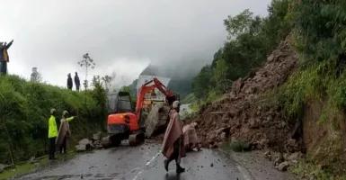 Terkendala Cuaca, Pembersihan Material Longsor di Jalur Tawangmangu-Magetan Dihentikan