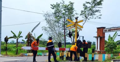 Nekat! Truk Tabrak Palang Pintu Kereta Api di Wonosari Klaten, Begini Kondisinya