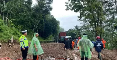 Waduh! Tebing Longsor Tutup Jalan Jogja-Semarang, Begini Kondisinya