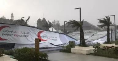 Walah! Angin Kencang dan Hujan Deras Bikin Tenda di Masjid Sheikh Zayed Solo Roboh