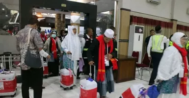 Alhamdulillah! Jemaah Haji Kloter Pertama Debarkasi Solo Sampai di Tanah Air