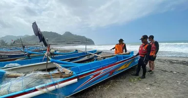 Astaga! Perahu Kitir di Kebumen Terbalik, 1 Nelayan Hilang
